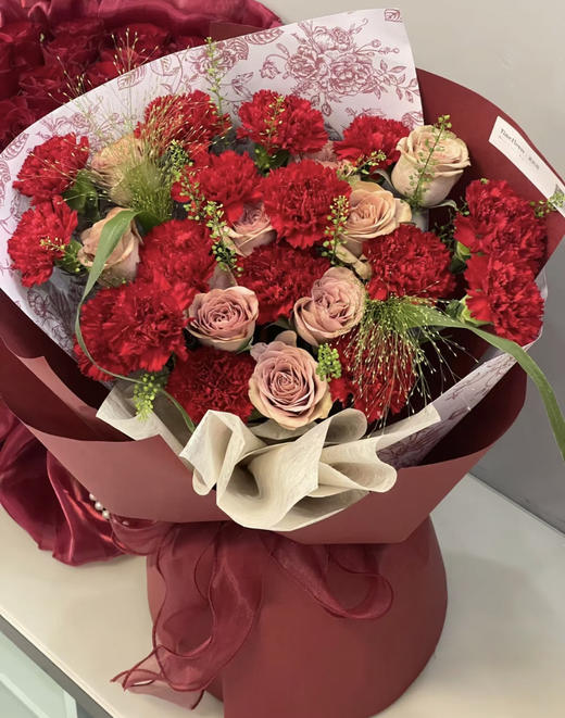 【珍藏时光】15朵红色康乃馨➕8朵卡布奇诺➕喷泉草，精品花束 商品图0