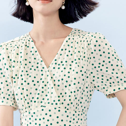 【严选】伊芙丽V领泡泡袖波点显瘦法式碎花连衣裙2024夏装新款气质仙女裙1F5994641 商品图2