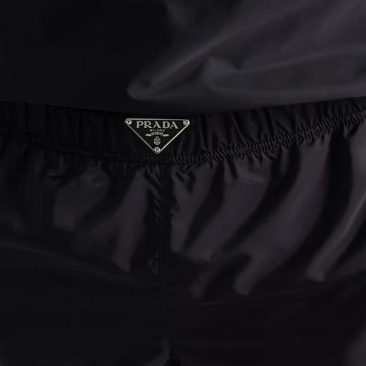 PRADA 普拉达 男士珐琅金属三角形徽标尼龙泳裤 黑色 UB372 1WQ9 F0002 商品图2