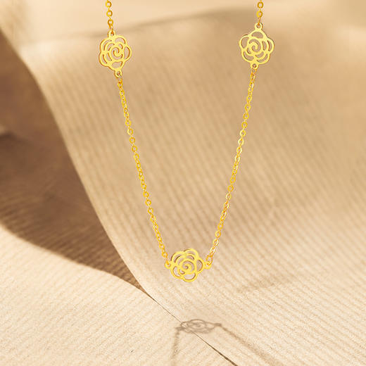 周六福黄18K金项链女镂空山茶花链坠AU750多彩金时尚送女友礼物 商品图2