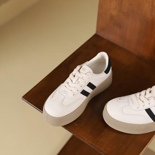 【限时秒杀】西遇厚底德训鞋女新款复古美式学院风撞色小白鞋低帮板鞋V0046718 商品图5