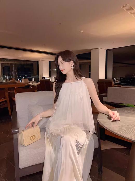 张心子【假日甜心】度假风仙气挂脖收褶吊带背心女夏季法式雪纺衫 U2404076 商品图3