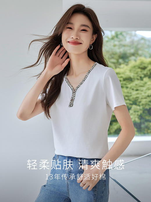 【专属特价】熙世界小香风织带V领短袖女t恤夏2025新款时尚洋气减龄正肩上衣 商品图1