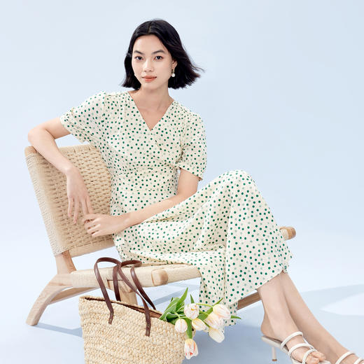 【严选】伊芙丽V领泡泡袖波点显瘦法式碎花连衣裙2024夏装新款气质仙女裙1F5994641 商品图0