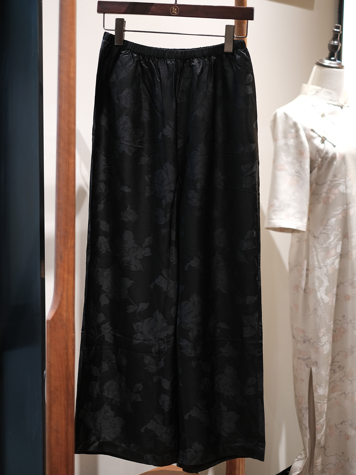 盛唐婧 |桑蚕丝重缎折枝玫瑰花直筒裤-黑色