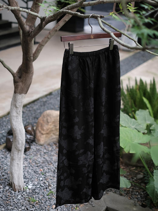 盛唐婧 |桑蚕丝重缎折枝玫瑰花直筒裤-黑色 商品图1