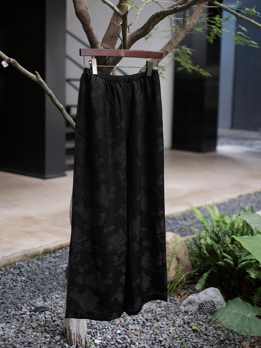 盛唐婧 |桑蚕丝重缎折枝玫瑰花直筒裤-黑色 商品图2