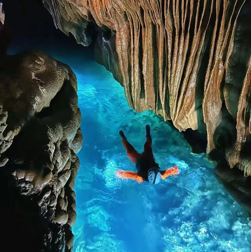 湘西探洞｜湘西蓝洞探险一日游，玩瀑布绳降，快乐玩水，一日往返打卡湘西玻璃水溶洞，看上亿年的钟乳石！