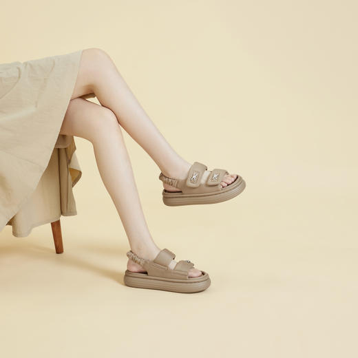 千百度厚底增高魔术贴沙滩凉鞋女款夏季度假海边平底凉鞋A24323028 商品图2