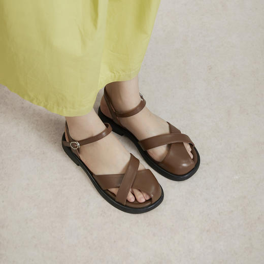 千百度休闲凉鞋女夏季平底罗马凉鞋猪笼鞋凉鞋A24363703 商品图4