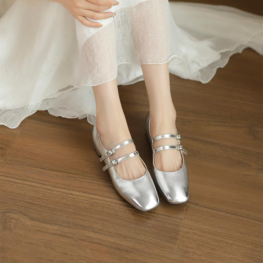 西遇银色玛丽珍鞋女新款法式晚风气质小银鞋中跟粗跟单鞋20046292 商品图0