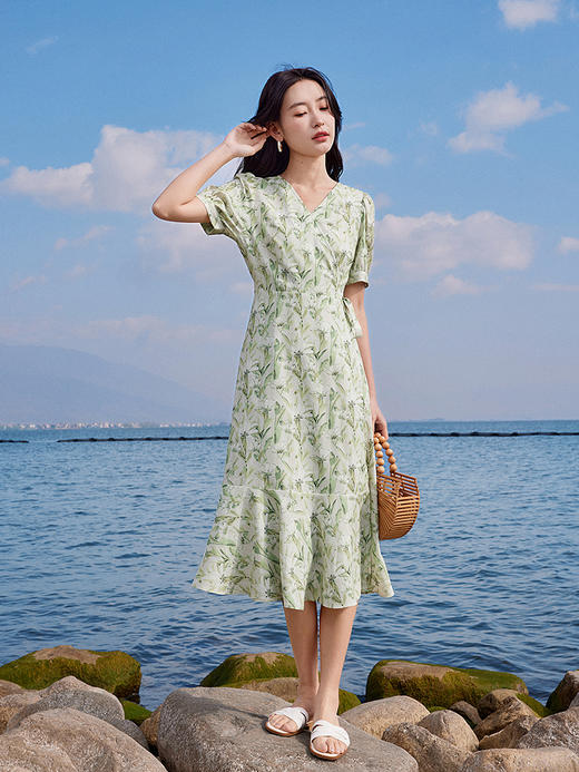 【专属特价】熙世界25夏泡泡袖一片式绑带V领薄荷曼波碎花连衣裙茶歇法式女 商品图4