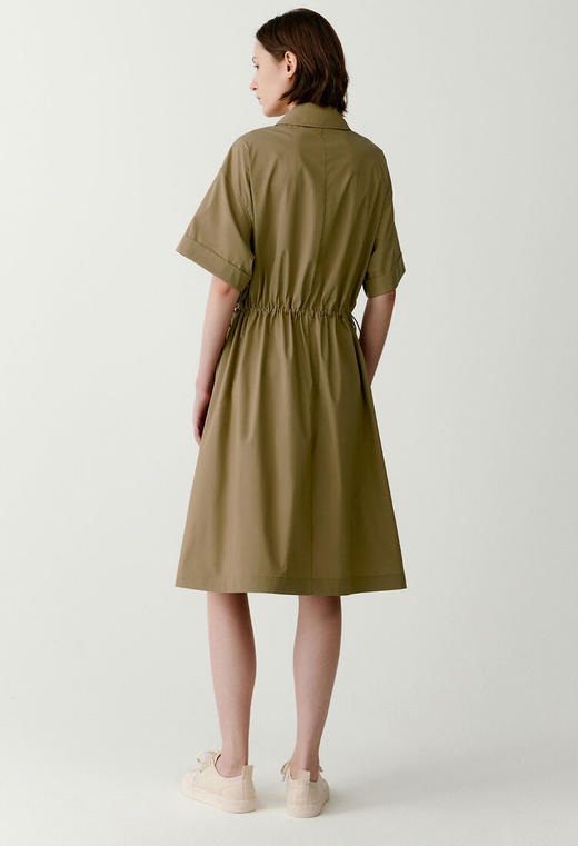 进口棉涤府绸收腰及膝连衣裙 布面细腻紧实 手感柔软 腰部松紧抽绳 迷笛裙长 修饰腿部线条 落肩宽松袖型 经典衬衫领 休闲工装感 实穿百搭 商品图3