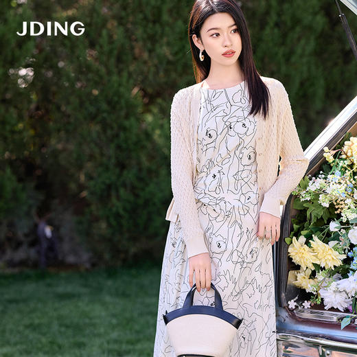 【商场同款】CJDJ503   “ 艺术线条连衣裙 ” 真丝材质 贴肤舒适健康 杏米色温柔雅致 流畅的艺术线条图案新颖耐看 腰部扭结褶裥设计，自然收腰 商品图1