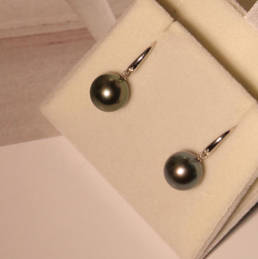 很精致的一对，海外展会带回的现货，9-10mm，18k金钻石，配件超精美超厚，钻石很闪，珠子也很亮很亮。喜欢的姐妹来捡漏。精品。 商品图0