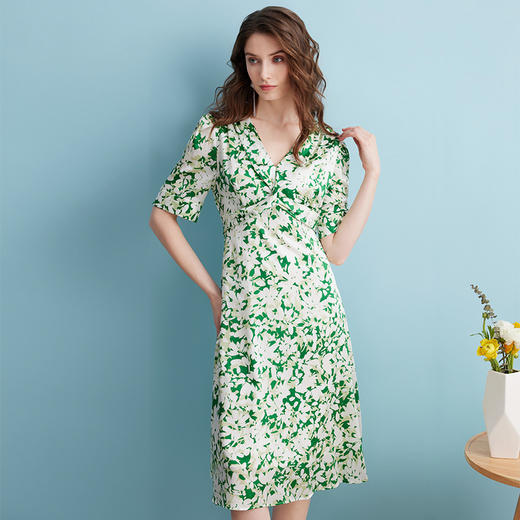 EITIE爱特爱夏季新款印花时尚气质V领显瘦连衣裙7407106 商品图2