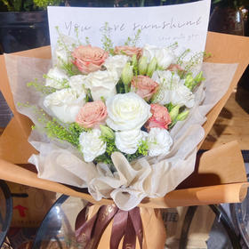 【诗意年华】6朵骄傲白玫瑰➕6朵卡布奇诺玫瑰，时尚精品花束