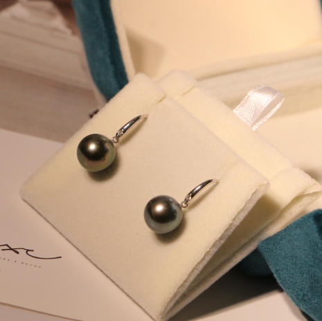 很精致的一对，海外展会带回的现货，9-10mm，18k金钻石，配件超精美超厚，钻石很闪，珠子也很亮很亮。喜欢的姐妹来捡漏。精品。 商品图3