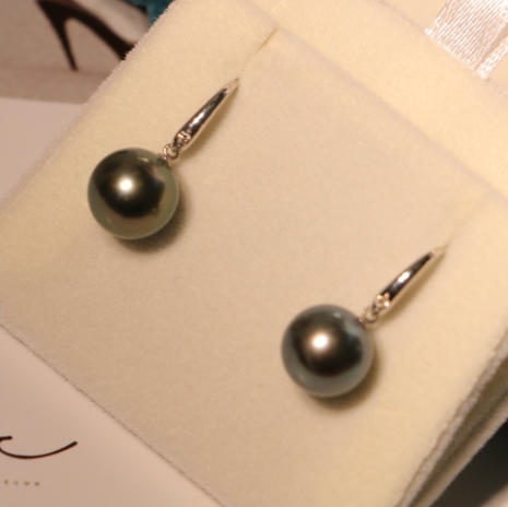 很精致的一对，海外展会带回的现货，9-10mm，18k金钻石，配件超精美超厚，钻石很闪，珠子也很亮很亮。喜欢的姐妹来捡漏。精品。 商品图2