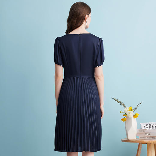 EITIE爱特爱夏季新款气质通勤时尚百搭撞色收腰显瘦裙摆褶皱连衣裙女7407127 商品图4