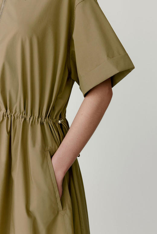 进口棉涤府绸收腰及膝连衣裙 布面细腻紧实 手感柔软 腰部松紧抽绳 迷笛裙长 修饰腿部线条 落肩宽松袖型 经典衬衫领 休闲工装感 实穿百搭 商品图2