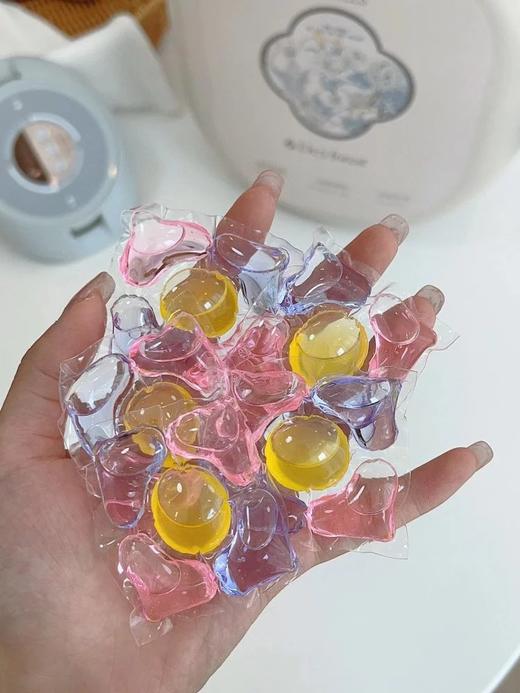 全新升级！到手约158颗！【英国DI7I forest第七森林五腔香氛洗衣凝珠】新加坡进口微囊技术，还原大师调香；五腔高浓缩，一颗能洗8-15件衣服； 一颗=柔顺+留香+洁净+护衣+除螨除菌五效合一！ 商品图3