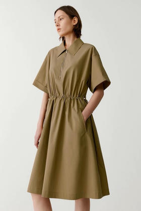 进口棉涤府绸收腰及膝连衣裙 布面细腻紧实 手感柔软 腰部松紧抽绳 迷笛裙长 修饰腿部线条 落肩宽松袖型 经典衬衫领 休闲工装感 实穿百搭