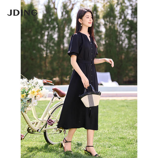 【商场同款】CJDJ517  “ 复古情怀小黑裙 ” 都市经典黑色收腰连衣裙 醋酸质地垂感 顺滑 吸湿透气 造型小灯笼袖，修饰大臂的线条 商品图3