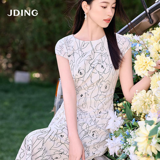 【商场同款】CJDJ503   “ 艺术线条连衣裙 ” 真丝材质 贴肤舒适健康 杏米色温柔雅致 流畅的艺术线条图案新颖耐看 腰部扭结褶裥设计，自然收腰 商品图3