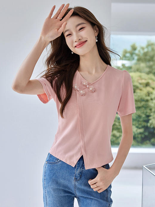 【五折购】熙世界粉色国风盘扣开叉V领正肩T恤短袖夏季独特别致新中式上衣 商品图3