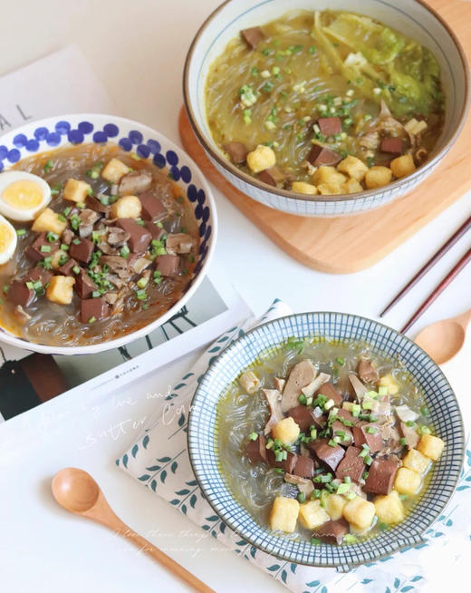 再也不用跑南京啦！【🔥鸭状元鸭血粉丝汤】 ✨水陆养殖300天以上樱桃谷老麻鸭为原料 ，独特卤制工艺，毫无腥味‼️ ✨红薯粉丝劲道Q弹😋 ✨鸭血鸭肠鸭肝油豆泡，料超多超满足～ 商品图0