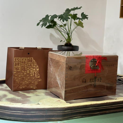 福鼎白茶｜白牡丹（2025年牡丹王）一芽一二叶，茶形成朵，色银白，满身披毫，享有“茶中美女”的美誉，汤色清亮，花香明显，滋味清醇爽口，韵味十足，木箱整装，越陈越香，规格：250g*2包*1箱 商品图2