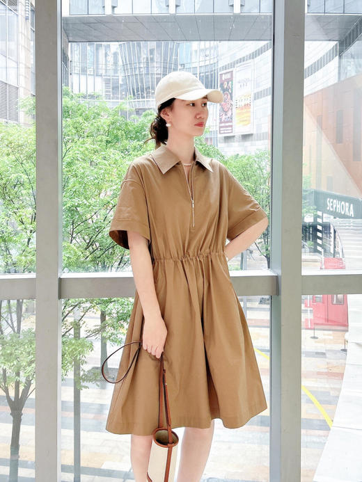 进口棉涤府绸收腰及膝连衣裙 布面细腻紧实 手感柔软 腰部松紧抽绳 迷笛裙长 修饰腿部线条 落肩宽松袖型 经典衬衫领 休闲工装感 实穿百搭 商品图7