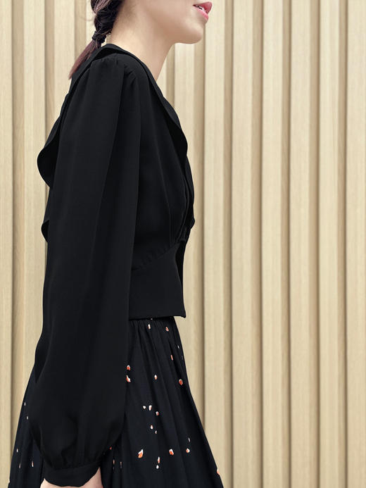 TYNVIE 荷叶V领长袖上衣-黑色 商品图3