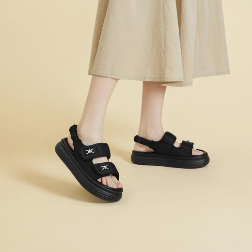 千百度厚底增高魔术贴沙滩凉鞋女款夏季度假海边平底凉鞋A24323028 商品图4