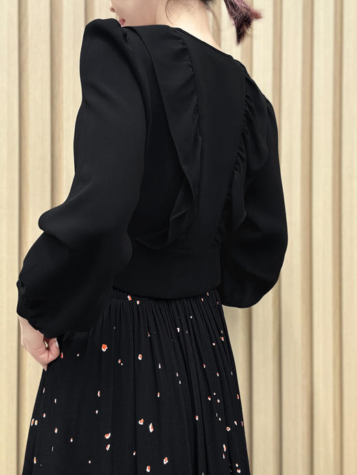 TYNVIE 荷叶V领长袖上衣-黑色 商品图4