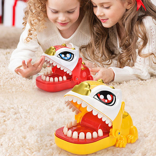 4岁+ 【乐趣无限！益智互动】惊险刺激大鳄鱼，儿童亲子必备！独特宝贝拔牙游戏，随机牙齿避免重复。柔软材质安全亲肤，从此告别无聊单调，拔牙、咬手、国潮咬手醒狮，快与孩子一起享受益智互动的乐趣吧！ 商品图3