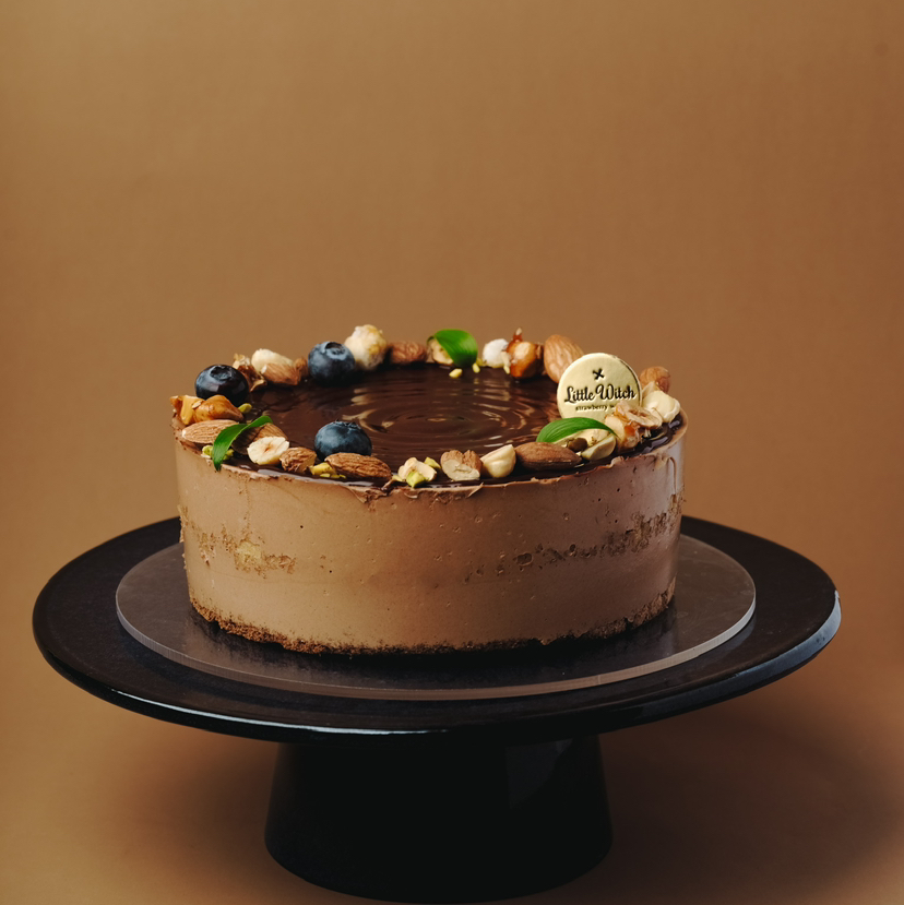 LITTLE WITCH黑巧克力慕斯 慕斯的尺寸看起来比较小哦 这款非常浓郁粗旷醇厚 比利时黑巧制作