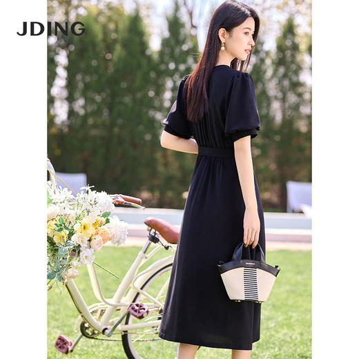 【商场同款】CJDJ517  “ 复古情怀小黑裙 ” 都市经典黑色收腰连衣裙 醋酸质地垂感 顺滑 吸湿透气 造型小灯笼袖，修饰大臂的线条 商品图6