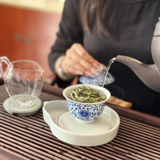 福鼎白茶｜白牡丹（2025年牡丹王）一芽一二叶，茶形成朵，色银白，满身披毫，享有“茶中美女”的美誉，汤色清亮，花香明显，滋味清醇爽口，韵味十足，木箱整装，越陈越香，规格：250g*2包*1箱 商品图4