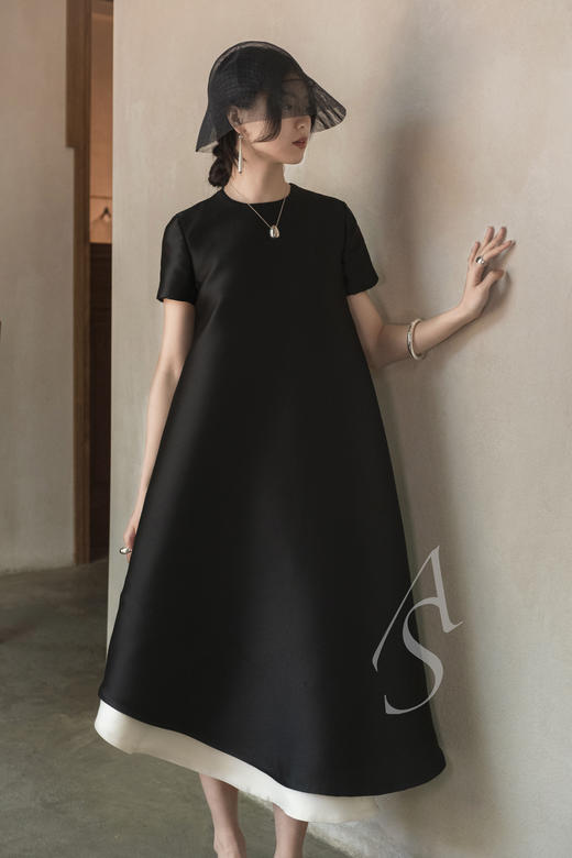 Mark Kenly Domino Tan 黑色DOMA绸缎波纹下摆廓形连衣裙 商品图1