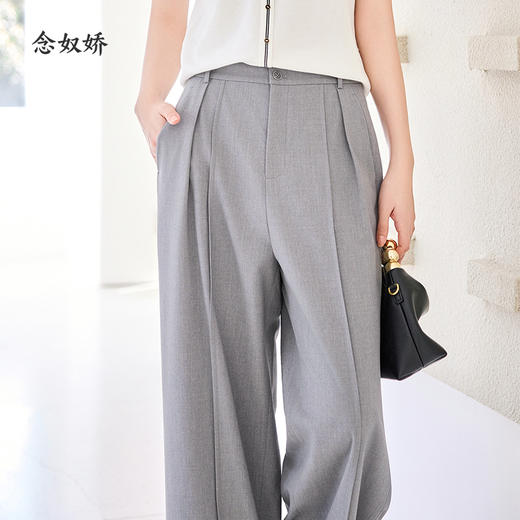 【商场同款】CNT4350 “ 灰色直筒裤 ” 经典而中性的色调 大气飒美 捏梗设计让腿部看起来更加笔直 面料轻薄舒适 商品图9