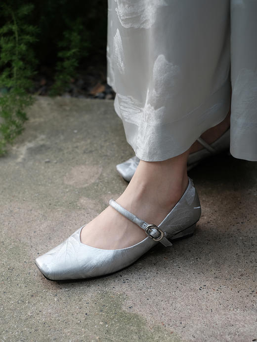 盛唐婧 |纯手工全皮一字扣小粗跟单鞋-银灰(特殊商品不退不换) 商品图2
