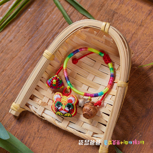 25年【非遗传承丨非遗祈福手编五彩手绳系列】非物质文化遗产传承“结绳技艺”，非遗焦瑞吉老师纯手工编制，系五彩绳的习俗起源于汉代，在中国传统文化中五彩绳又称五彩龙，祝福纳吉，四时安康。 商品图3