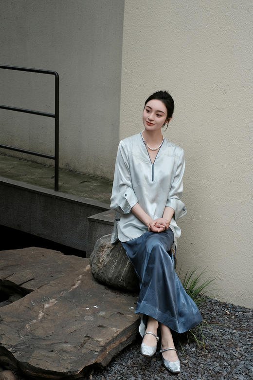 盛唐婧 |纯手工全皮一字扣小粗跟单鞋-银灰(特殊商品不退不换) 商品图4