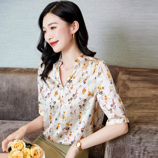 YQ小清新碎花中袖时尚衬衫女夏2024新款气质V领轻熟高端桑蚕丝上衣 商品图2