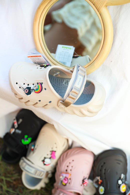 700块一双喔，一起波儿一个吧。胶片氛围感软底复古洞洞鞋A051080 商品图1