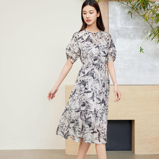 玳莎系带收腰宽松天丝连衣裙24夏款新品复古印花圆领两件套吊带裙 EB35105 商品图1