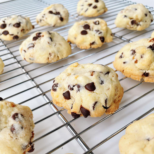 【大末巧克力坚果曲奇】外酥内软，介于蛋糕和饼干之间的口感，大颗的巧克力豆和核桃仁，嚼得到的粒粒分明 商品图2