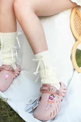 700块一双喔，一起波儿一个吧。胶片氛围感软底复古洞洞鞋A051080